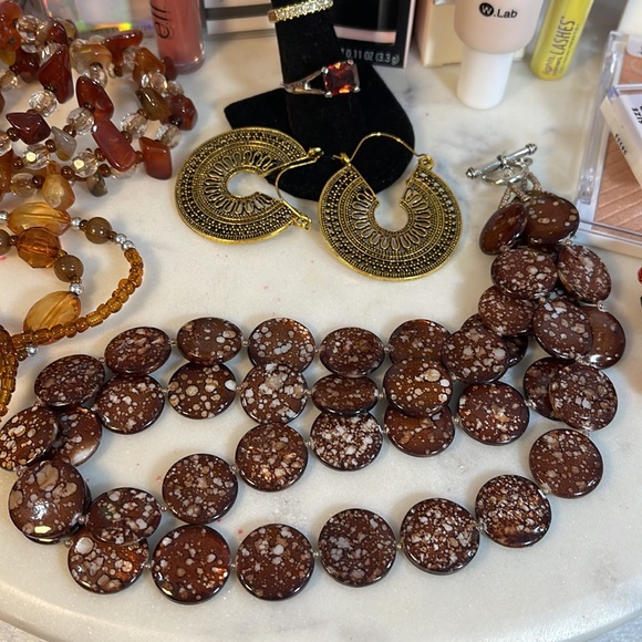 LARGE BUNDLE OF BEAUTY PRODUCTS & JEWELRY W/Lg. Cosmetic Bag - Picture 15 of 17